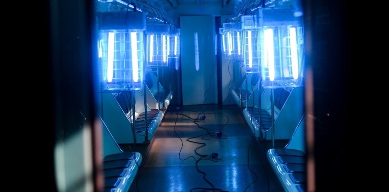 Túnel con luces UV internas y estructura metálica